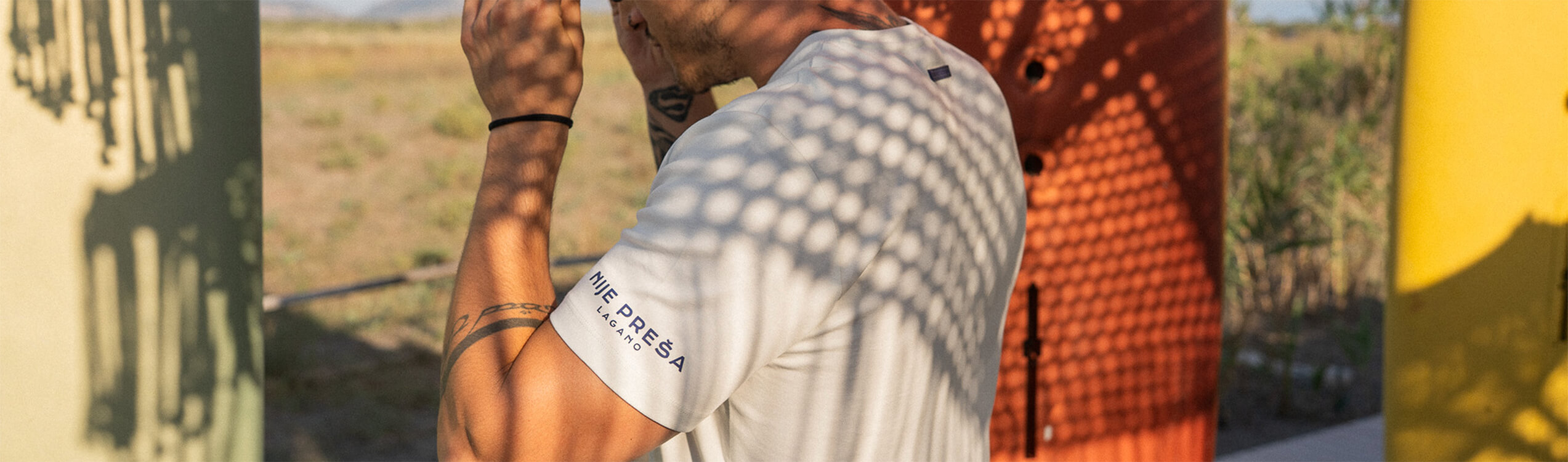 Sa V izrezom cover photo