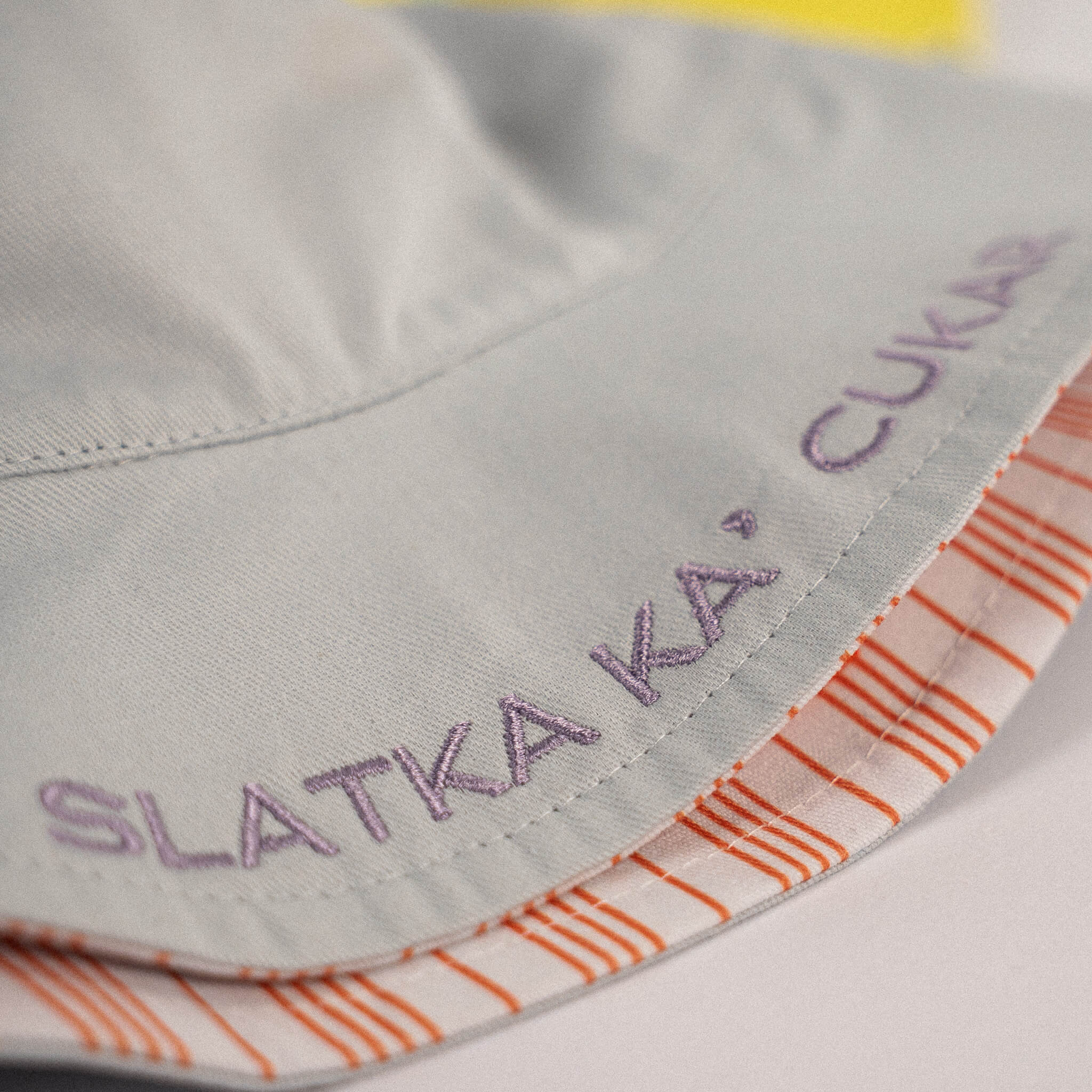 (A)MORE / SLATKA KA’ CUKAR • Dvostrani pamučni bucket šešir