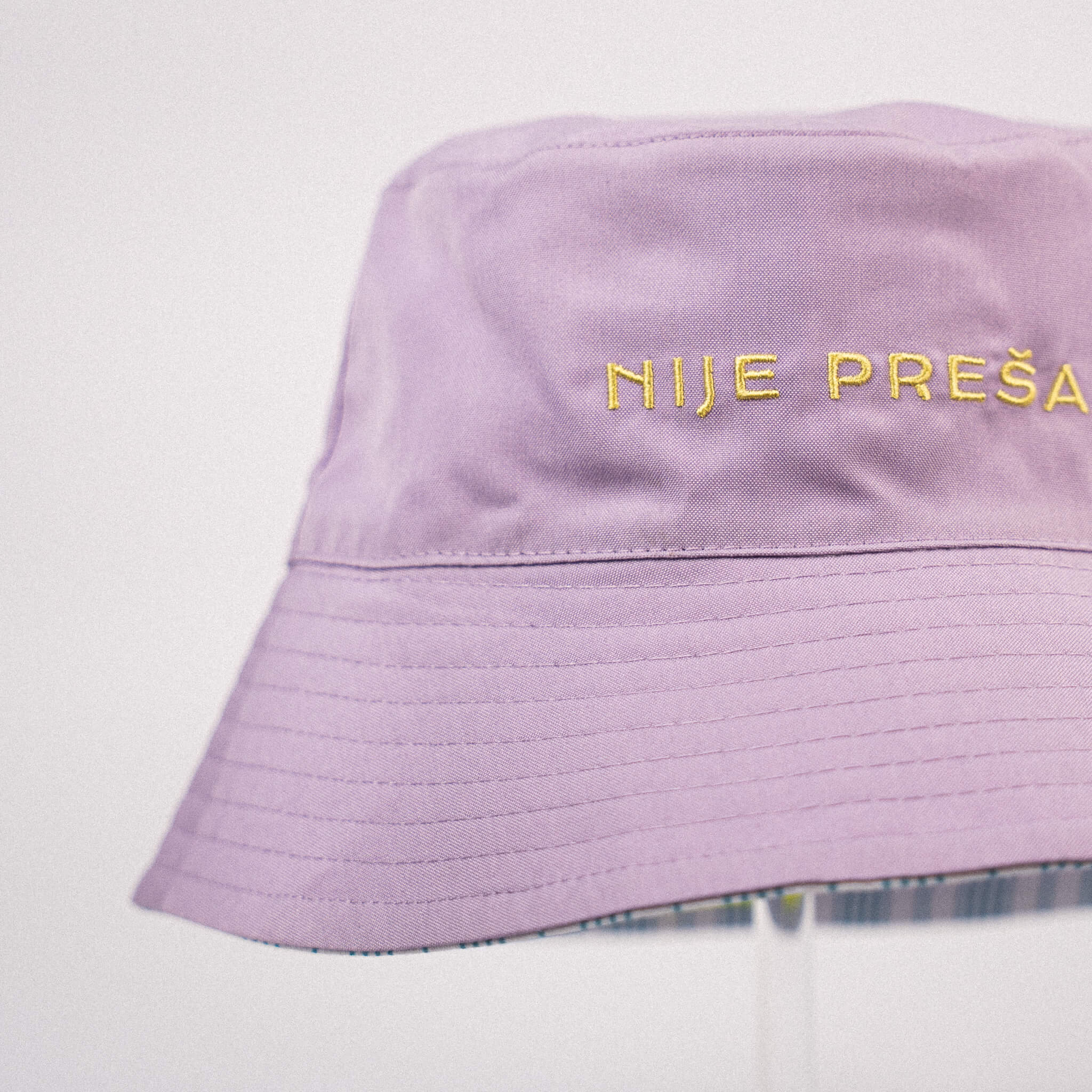 (A)MORE / NIJE PREŠA • Reversible pamučni šešir