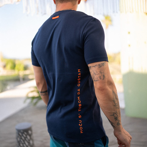 NIJE PREŠA, LAGANO / HOĆU S’ TOBOM DA GUŠTAM • Muška Majica sa V izrezom